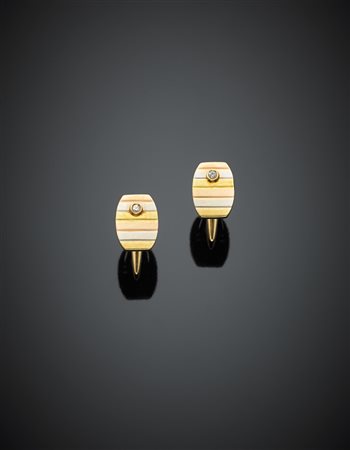 Gemelli in oro giallo, bianco e rosso con due diamanti rotondi, g. 8,40 g...