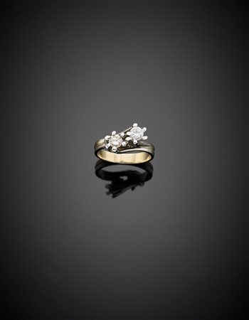 Anello a contrariè con due diamanti di ct. 0,25 circa ciascuno, g 4,75 misura...