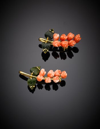 Due spille uguali a guisa di rami di mughetto in corallo rosa variegato e...