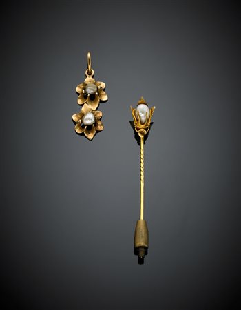 Pendente e spillone entrambi in oro giallo con perle irregolari, sfumatura...