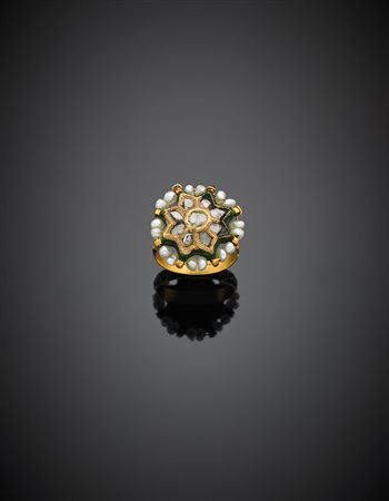 Anello in oro giallo con diamanti flat irregolari, perle e finitura in smalti...