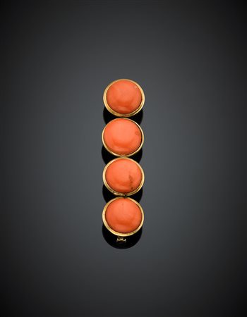 Spilla in oro giallo e quattro cabochon rotondi di corallo arancione, g 8,30,...