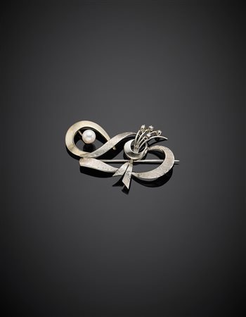 Spilla in oro bianco lucido e satinato, rifinita con diamanti e perla, g...