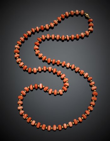 Lunga collana in corallo a barilotti arancione variegato, distanziati da...