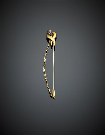 Spillone in oro giallo con sicura a catena, due zaffiri a navette e un...