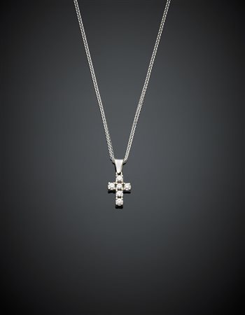 Croce in oro bianco e diamanti con catenina, g 4,30, lungh. cm 36,00...
