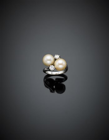 Anello a contrariè in oro bianco con due perle crème di mm 8,50-9 e due...