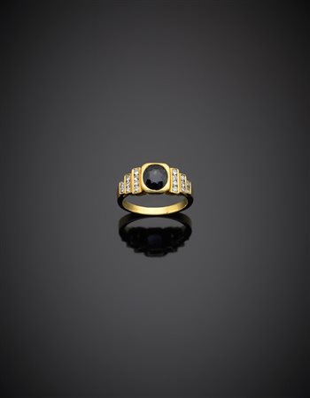 Anello in oro giallo con zaffiro ovale di ct. 1,40 circa, rifinito in...