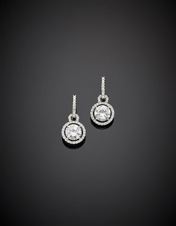 Orecchini pendenti in oro bianco con diamanti a contornare due pietre...