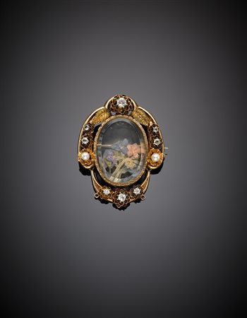 Spilla in oro rosso, teca in cristallo, paste vitree e due perle, g 12,53,...