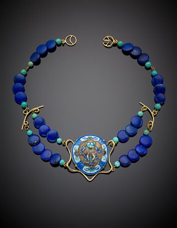 Collana a boules schiacciate in lapis e turchese con centrale a decoro...