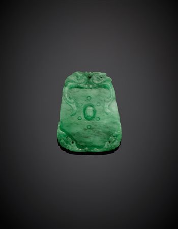 Giadeite verde trapezoidale scolpita g 26,01, lungh. cm 5,40, largh. cm 4,10...