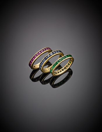 Tre fedi eternity in oro giallo con smeraldi, zaffiri e rubini carrè, misure...