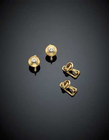 Lotto composto da due paia di orecchini uno a lobo e l'altro a monachella,...