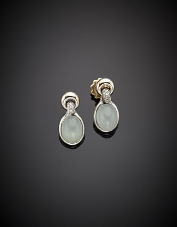 Orecchini a lobo in oro bianco e due calcedoni azzurro tenue, g 14,64....