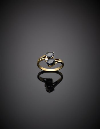 Anello contrarie in oro giallo con due zaffiri ovali e diamante rotondo, g...