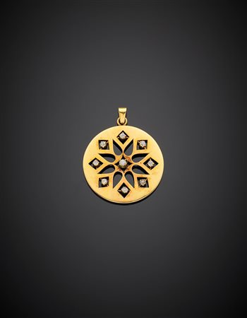 Pendente rotondo con traforo a stella in oro giallo e diamanti, g 6,20, diam....