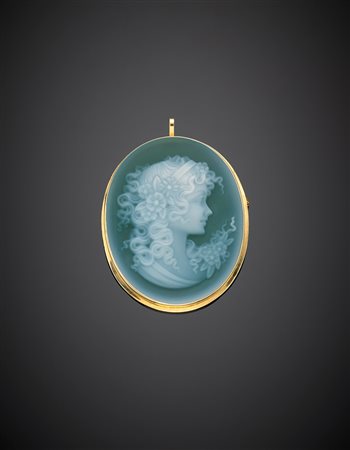 Cammeo in oro giallo e calcedonio azzurro, g 15,98, lungh. cm 5,40, largh. cm...