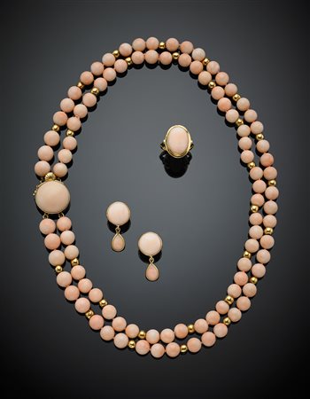 Demi-parure in oro giallo e corallo rosa composta da collier a due fili con...