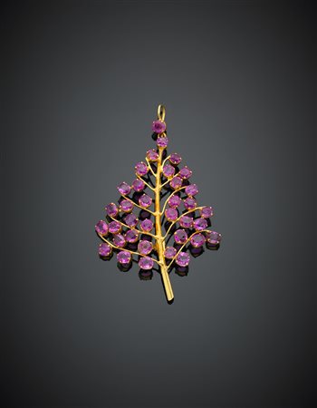 Broche/pendente in oro giallo a guisa di ramo fiorito con rubini rotondi e...