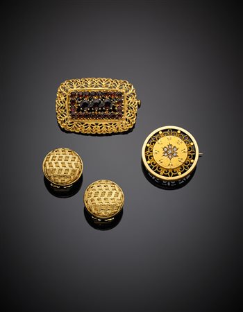 Lotto di due spille e orecchini in oro giallo, una spilla rifinita con...