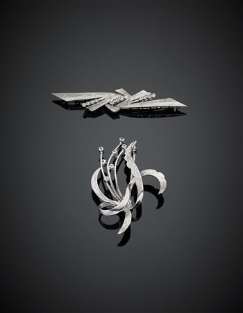 Lotto di due spille in oro bianco lucido e satinato di forme e dimensioni...