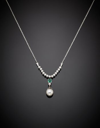 Collier in oro bianco con centrale in diamanti, smeraldo e perla, g 12,36,...