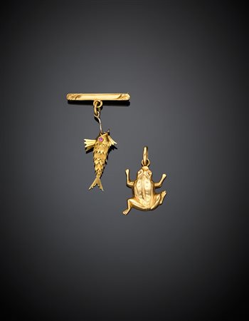 Lotto composto da piccola spilla con pendente a guisa di pesce snodato e a...