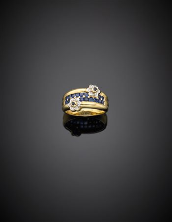 Anello in oro giallo, zaffiri carrè e piccoli fiori in diamanti, g 6,18...