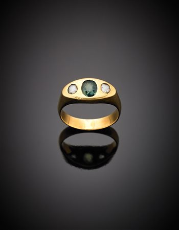 Anello da uomo in oro giallo con zaffiro azzurro verdastro e due diamanti, g...