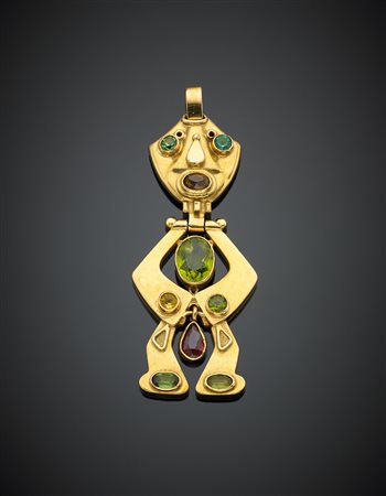 Pendente a guisa di omino in oro giallo snodato con peridoto, granati e paste...