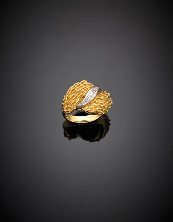 Anello in oro giallo e bianco con piccoli diamanti, g 10,79 misura 12/52.Bi...