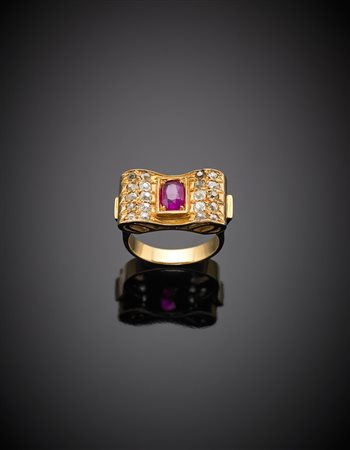 Anello in oro giallo-rossastro con diamanti di forma cuscino taglio old mine...