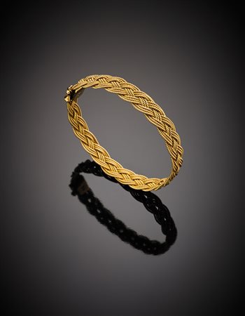 Bracciale in oro giallo a fune intrecciata, g 22,24, diam. cm 6. Punzonato...
