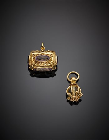 Due pendenti in oro giallo con quarzo citrino e ametista, complessivi g...