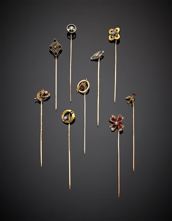 Lotto di nove tra spilloni, spille e pin, in oro giallo, bianco e rosa,...