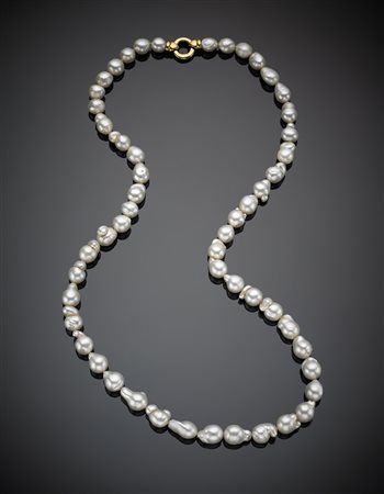 Collana lunga di perle scaramazze a scalare con chiusura in oro giallo g...