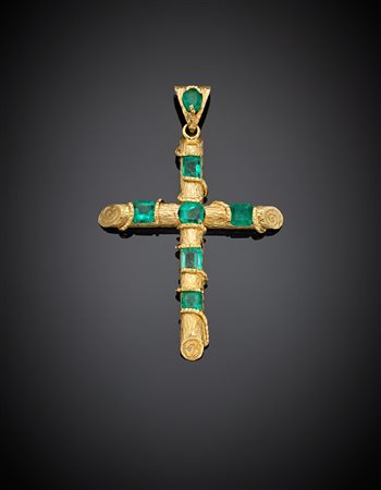 Croce in oro giallo con sette smeraldi, g 9,39, lungh. cm 6,50, largh. cm...