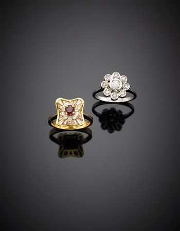Due anelli a fiore in oro bianco e giallo, con diamanti il primo, rubino e...