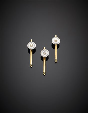 Tre bottoni da sparato in oro giallo e bianco e microperle, g 4,80. In...