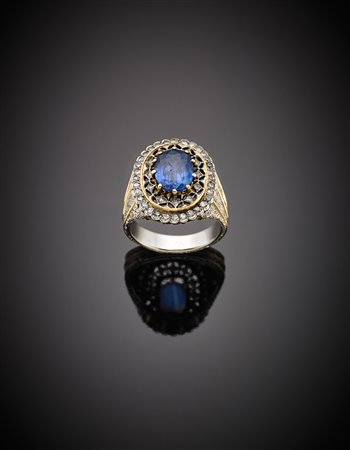 Anello in oro bianco e giallo di forma ovale inciso e traforato con probabile...
