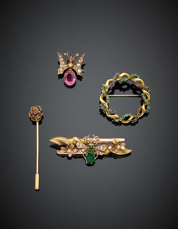 Lotto composto da quattro tra spille e spilloni in oro giallo e rosso da...