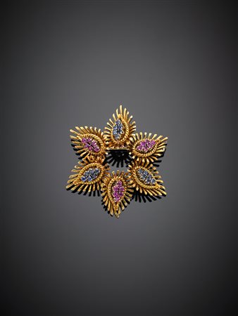Spilla in oro giallo e bianco a fiore con zaffiri e rubini, g 11,81, diam. cm...