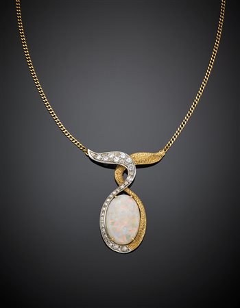 Pendente con catenina in oro giallo e bianco con opale nobile cabochon ovale...