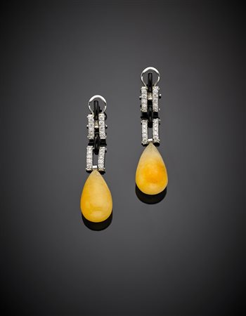 Orecchini in oro bianco con smalti neri e quarzi microcristallini citrini, a...