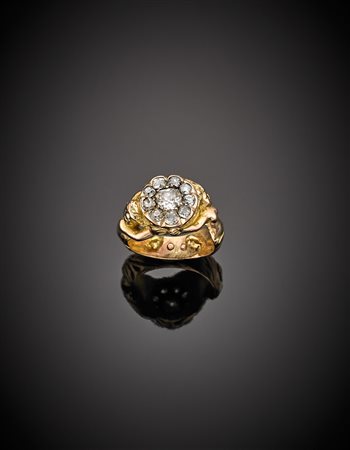 Anello in oro giallo con diamanti taglio old mine, formato da due figure...