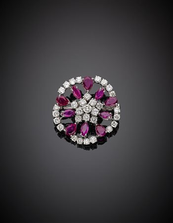 Broche in oro bianco rifinita con diamanti rotondi e rubini a goccia e...