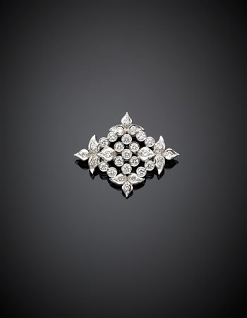 Spilla a losanga in oro bianco, rifinita con diamanti, per complessivi ct....