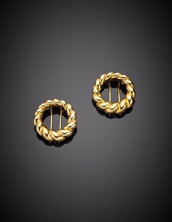 Doppia broche in oro giallo ad anello intrecciato, g 16,86.Yellow gold woven...