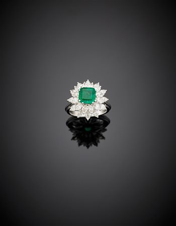 Anello in oro bianco e diamanti a navette e smeraldo ottagonale di ct. 1,60...